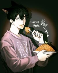 1boy amo_0202 animal_ear_fluff animal_ears arm_up arrow_(symbol) black_hair brown_eyes commentary_request crew_neck double-parted_bangs english_text food food_on_face fork grey_shirt hair_between_eyes hamin_(plave) highres holding holding_fork holding_plate kemonomimi_mode long_sleeves looking_at_viewer male_focus parted_lips pasta plate plave print_shirt shirt short_hair solo spaghetti sweater upper_body 