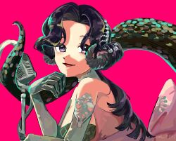  1girl :d anjo_nala bare_shoulders black_hair commentary_request curled_horns dress elbow_gloves from_side gloves green_tail grey_gloves grey_horns hand_up highres horns lizard_tail long_hair looking_at_viewer low_horns microphone microphone_stand pink_background pink_dress reverse:1999 sleeveless sleeveless_dress smile solo tail turning_head twitter_username upper_body vintage_microphone violet_eyes zundoko_hakusai 