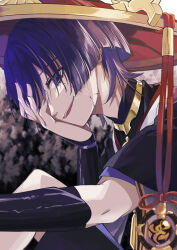  1boy armor black_kimono black_shorts black_sleeves blunt_ends commentary_request cracked_skin empty_eyes fingernails genshin_impact gold gold_trim hair_over_one_eye hand_over_eye hat highres iwoarazumi129 japanese_armor japanese_clothes jewelry jingasa juban kimono knee_up kote kurokote layered_sleeves looking_at_viewer male_focus mandarin_collar monochrome_background neck_ring open_mouth purple_hair purple_sleeves red_hat red_kimono scaramouche_(genshin_impact) short_sleeves shorts solo teeth tongue upper_teeth_only violet_eyes white_kimono white_trim wispy_bangs 