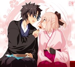  1boy 1girl ahoge armor black_bow black_hair black_hakama black_haori black_pants blonde_hair blue_eyes blue_kimono blush bow breasts cimeri closed_mouth command_spell commentary_request fate/grand_order fate_(series) floral_background food fujimaru_ritsuka_(male) fujimaru_ritsuka_(male)_(ceremonial_new_year) hair_between_eyes hair_bow hakama hakama_pants hakama_skirt hand_up haori holding holding_skewer japanese_armor japanese_clothes kimono kote kurokote long_sleeves looking_at_another low_ponytail lunchbox medium_breasts official_alternate_costume okita_souji_(fate) okita_souji_(first_ascension)_(fate) okita_souji_(koha-ace) open_clothes open_mouth pants pink_bow pink_hakama pink_kimono pink_skirt ponytail short_hair short_ponytail sitting skewer skirt smile tongue white_background wide_sleeves yellow_eyes 