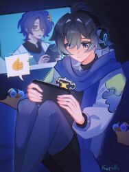  2boys black_hair blue_eyes blue_scarf dr._ratio_(honkai:_star_rail) emoji handheld_game_console hashtag-only_commentary headphones highres holding holding_handheld_game_console honkai:_star_rail honkai_(series) indoors keps1k monitor multiple_boys rubber_duck scarf sitting stephen_lloyd_(honkai:_star_rail) 