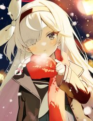  absurdres black_coat black_hairband black_serafuku blue_archive bow breath coat eyes_visible_through_hair grey_eyes hair_bow hairband highres lamp light_blush long_hair looking_at_viewer neckerchief night outdoors parted_lips plana_(blue_archive) red_scarf scarf school_uniform serafuku shirokuma_(zeroillya) snow upper_body white_neckerchief 