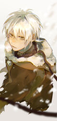  1boy absurdres artist_name brown_cloak chromatic_aberration cloak commentary_request expressionless fumetsu_no_anata_e fur-trimmed_cloak fur_trim fushi hair_between_eyes highres hood hood_down hooded_cloak looking_at_viewer male_focus ponytail rope short_hair short_ponytail simple_background snowing solo the_nameless_boy_(fumetsu_no_anata_e) upper_body white_background white_hair yellow_eyes yohikooooo 