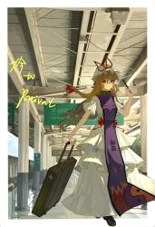  1girl absurdres blonde_hair bow chinese_commentary closed_mouth commentary_request dress folded_fan folding_fan frilled_dress frills hair_bow hand_fan hat hat_ribbon highres holding holding_fan holding_suitcase jin_jin_jin_jin long_hair looking_at_viewer mob_cap purple_tabard red_bow red_ribbon ribbon rolling_suitcase short_sleeves smile solo suitcase tabard touhou very_long_hair violet_eyes white_dress white_hat yakumo_yukari 