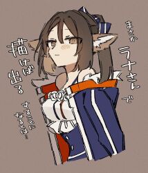  1girl animal_ears arknights blue_bow blue_jacket blush bow bright_pupils brown_background brown_eyes brown_hair dress fox_ears fox_girl hair_bow highres jacket long_hair looking_at_viewer open_clothes open_jacket perfumer_(arknights) ponytail ruozhe simple_background solo translation_request upper_body white_dress white_pupils 