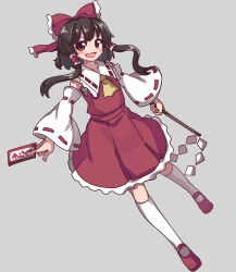  1girl ascot between_fingers bow brown_eyes brown_hair commentary detached_sleeves frilled_bow frilled_hair_tubes frills full_body gohei grey_background hair_bow hair_tubes hakurei_reimu highres holding holding_gohei holding_ofuda kneehighs long_hair looking_at_viewer ofuda ofuda_between_fingers one-hour_drawing_challenge open_mouth red_bow red_shoes red_skirt renshirenji ribbon-trimmed_sleeves ribbon_trim shoes simple_background skirt skirt_set smile socks solo touhou white_socks yellow_ascot 
