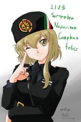  1girl ;) anzio_(emblem) artist_name belt black_belt black_hat black_jacket black_necktie black_shirt blonde_hair breasts commentary dated emblem fascist fez_hat flag_print girls_und_panzer gradient_background hair_between_eyes hand_on_own_hip happy_birthday hat head_tilt index_finger_raised italian_commentary italian_flag italian_flag_print jacket large_breasts long_sleeves looking_at_viewer matsui_yasutsugu naporitan_(matsui_yasutsugu) necktie one_eye_closed original shirt short_hair smile solo upper_body yellow_eyes 
