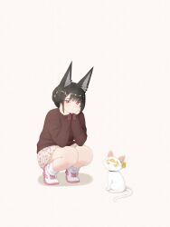  1girl alternate_costume alternate_hairstyle animal_ear_fluff animal_ears asaba_harumasa_(cat) black_hair brown_shirt cat closed_mouth floral_print floral_print_skirt fox_ears fox_girl full_body hair_up head_rest highres hoshimi_miyabi klaivre_p looking_at_viewer print_skirt red_eyes shirt simple_background skirt squatting tiptoes white_background white_cat white_skirt zenless_zone_zero 