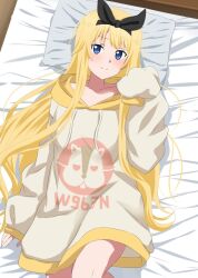  1girl alice_zuberg black_ribbon blonde_hair blue_eyes blush commentary_request dars_(recolors) hair_ribbon highres hood hoodie long_hair looking_at_viewer lying on_bed ribbon smile sword_art_online sword_art_online:_alicization 