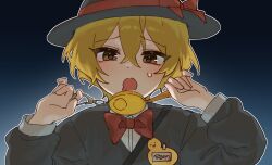  1boy absurdres aged_down blonde_hair bow child commentary crime_prevention_buzzer crime_prevention_buzzer_threat dhlrhkrwnals gradient_background hat highres kindergarten_uniform korean_commentary limbus_company limbus_kindergarten_uniform looking_at_viewer official_alternate_costume outline project_moon red_bow school_hat shukusei!!_loli-kami_requiem sinclair_(project_moon) solo white_outline yellow_eyes 