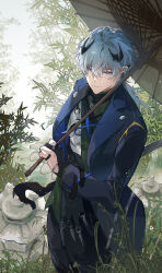  1boy absurdres ardashir_(arknights) arknights arknights:_endfield bamboo black_horns black_shirt blue_eyes blue_jacket commentary finger_tattoo gloves highres horns jacket looking_at_viewer male_focus oil-paper_umbrella partially_fingerless_gloves pointy_ears seo2_aventurine shirt tattoo turtleneck umbrella untranslatable_commentary white_hair 