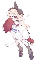  1girl black_bow black_hairband black_shoes blonde_hair blue_eyes bow bow_hairband c_kb commentary_request dual_wielding full_body grey_socks hairband heart heart-shaped_eyes highres holding holding_weapon inkling inkling_girl inkling_player_character long_hair one_eye_closed pointy_ears print_sweater shoes simple_background smile socks solo splatoon_(series) standing sweater tentacle_hair tetra_dualies_(splatoon) weapon white_background white_sweater 