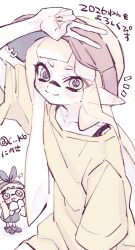  2girls blonde_hair blue_eyes c_kb chibi chibi_inset closed_mouth collarbone commentary highres inkling inkling_girl inkling_player_character long_hair looking_at_viewer mole mole_under_mouth multiple_girls notice_lines pointy_ears shirt simple_background smile splatoon_(series) tentacle_hair v visor_cap white_background yellow_shirt 