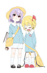  2girls :< absurdres aged_down alternate_costume arm_at_side bag bag_charm bat_wings black_shoes blonde_hair bloomers blouse blue_shirt blush bob_cut buttons cameo character_charm character_name charm_(object) child closed_eyes closed_mouth collared_shirt crossbody_bag dot_nose fang fang_out flandre_scarlet full_body hakurei_reimu hat height_difference highres holding_hands holding_strap kindergarten_uniform kneehighs long_shirt long_sleeves loose_socks low_wings mangpum_(taro109210) mary_janes multicolored_wings multiple_girls name_tag one_side_up pacifier pointy_ears purple_hair red_eyes red_slippers remilia_scarlet satchel school_hat shirt shoes short_hair shorts siblings side-by-side sisters sleepy slippers slit_pupils socks standing touhou u_u white_background white_bloomers white_shorts white_socks wings yellow_bag yellow_hat yukkuri_shiteitte_ne 