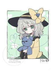  1girl black_hat border commentary crossed_bandaids green_background green_eyes green_skirt grey_hair hat heart heart-shaped_pupils highres holding holding_stuffed_toy komeiji_koishi looking_at_viewer medium_hair moaixiang59173 outside_border shirt skirt solo stuffed_animal stuffed_toy symbol-shaped_pupils teddy_bear touhou white_border yellow_shirt 
