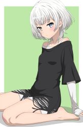  1girl bang_dream! bang_dream!_it's_mygo!!!!! black_shirt blue_eyes blush breasts commentary green_background heterochromia highres kaname_raana looking_at_viewer noshimurin paid_reward_available shirt short_hair sitting small_breasts solo teeth white_hair white_shirt yellow_eyes 