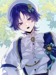  1boy ascot beret bishounen commentary from_below genshin_impact hat hat_ornament highres looking_at_viewer male_focus open_mouth outdoors purple_hair scaramouche_(genshin_impact) short_hair solo untranslatable_commentary upper_body violet_eyes w02_14 wanderer_(genshin_impact) white_ascot white_hat 