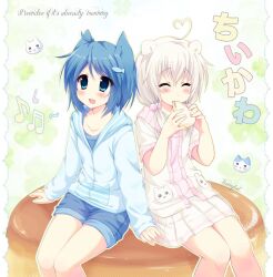  2000s_(style) 2others :d ^_^ ahoge androgynous animal_ears blue_eyes blue_hair blue_hoodie blue_shorts blush cardigan cat_ears character_name character_print chiikawa chiikawa_(character) closed_eyes clover commentary copyright_name eating english_text faux_retro_artstyle fish_hair_ornament food gibberish_commentary hachiware_(chiikawa) hair_bobbles hair_ornament heart heart_ahoge heisei_retro highres holding holding_food hood hood_down hoodie humanization jelly_(bonnybel) long_sleeves looking_up medium_hair mixed-language_text multiple_others on_food open_cardigan open_clothes other_focus pink_shirt pleated_skirt procreate_(medium) pudding self_character_print shirt short_hair shorts sitting skirt smile translation_request white_cardigan white_skirt 