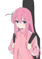  1girl bad_id bad_twitter_id blue_eyes bocchi_the_rock! closed_mouth cube_hair_ornament expressionless gotoh_hitori guitar_case hair_between_eyes hair_ornament holding_strap instrument_case jacket long_hair long_sleeves looking_at_viewer one_side_up osakana_(osakanagazoubot) pink_hair pink_jacket simple_background solo track_jacket upper_body white_background 