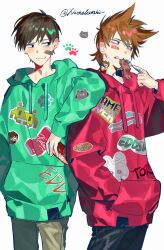  2boys :3 animification antenna_hair arm_on_another's_shoulder arm_rest artist_name bacon bad_id bad_twitter_id bandage_on_face bandages bandaid bandaid_on_face black_eyes black_pants blush brown_hair can character_name commentary drawstring drink edd_(eddsworld) eddsworld fang food food_in_mouth green_hoodie green_pants hair_behind_ear hair_ears highres holding holding_can holding_drink holding_food hood hood_down hoodie kiyoshi_st long_sleeves looking_at_another male_focus multiple_boys pants red_hoodie ringo_(eddsworld) short_hair simple_background smile space_invaders standing sticker swept_bangs tord_(eddsworld) untranslatable_commentary white_background 
