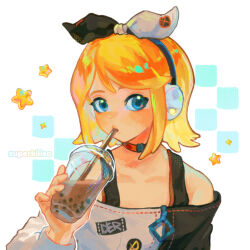  1girl bare_shoulders black_bow blonde_hair blue_eyes bow bubble_tea choker collarbone cup drink drinking drinking_straw drinking_straw_in_mouth flat_chest hair_bow headphones headset highres holding holding_cup holding_drink kagamine_rin lily_(superkiiisa) looking_at_viewer medium_hair off-shoulder_shirt off_shoulder orange_choker project_sekai shirt short_hair sidelocks sideways_glance swept_bangs two-tone_bow two-tone_shirt vivid_bad_squad_rin vocaloid white_bow zipper 