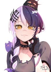  1girl artist_name black_choker black_gloves black_shirt braid choker closed_mouth fingerless_gloves gloves grey_hair highres hololive hololive_english multicolored_hair purple_hair shiori_novella shirt simple_background split-color_hair takodachi_(ninomae_ina'nis) takomonty two-tone_hair virtual_youtuber white_background yellow_eyes yorick_(shiori_novella) 