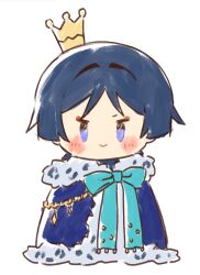  1boy aiguillette black_hair blue_bow blue_cloak blunt_ends blush bow chibi chibi_only choppy_bangs cloak closed_mouth commentary_request crown eyeliner fur-trimmed_cloak fur_trim genshin_impact gold_crown hag_(hag_015) hair_intakes large_bow looking_at_viewer makeup male_focus red_eyeliner scaramouche_(genshin_impact) smile solo standing violet_eyes wanderer_(genshin_impact) white_background 