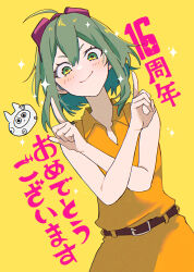  1girl anniversary belt blush collared_dress commentary_request dress goggles goggles_on_head green_eyes green_hair gumi hair_between_eyes highres index_finger_raised index_fingers_raised juu_mensou_(vocaloid) lucky_bob orange_dress simple_background sleeveless sleeveless_dress smile solo sparkle vocaloid yellow_background 