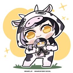  1girl :3 animal_costume black_hair bluesky_username blunt_bangs blush_stickers character_doll chibi closed_mouth commentary cow_costume doll ear_tag english_commentary full_body grey_hair haaro hair_ornament head_tilt highres holding holding_doll hololive hololive_english long_hair looking_at_viewer multicolored_hair shiori_novella shiori_novella_(1st_costume) smile solo split-color_hair standing twitter_username two-tone_hair virtual_youtuber yellow_eyes 