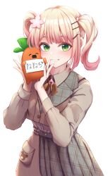  1girl absurdres alternate_costume bell blonde_hair blunt_bangs blush bow bowtie brown_jacket brown_shirt brown_skirt character_name collared_shirt cropped_jacket familiar flower gradient_hair green_eyes grey_skirt grin hair_flower hair_ornament hairclip half-skirt hands_up highres holding hololive jacket jingle_bell long_sleeves looking_at_viewer medium_hair momosuzu_nene multicolored_bow multicolored_bowtie multicolored_hair neck_bell nekko_(momosuzu_nene) official_alternate_hairstyle peach_ornament pink_flower pink_hair plaid_clothes plaid_skirt shirt sidelocks sign simple_background skirt smile solo swept_bangs twintails virtual_youtuber wangbrian white_background 