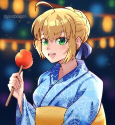  1girl absurdres artoria_pendragon_(fate) blonde_hair blue_ribbon braid braided_bun candy_apple commentary eating fate/grand_order fate/stay_night fate_(series) food green_eyes hair_between_eyes hair_bun hair_ribbon happy highres japanese_clothes kimono looking_at_viewer night pindoragon ribbon saber_(fate) sidelocks smile solo summer_festival yukata 