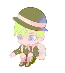  1boy aged_down backpack bag blue_eyes bowler_hat chibi chinese_commentary commentary green_hair green_hat green_shirt green_shoes green_shorts hair_ornament hairclip hat higashikata_jobin highres jojo_no_kimyou_na_bouken jojolion male_focus pink_sailor_collar sailor_collar shirt shoes shorts sitting smile solo wfed5748 