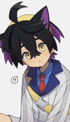  1boy ? animal_ears black_hair blue_shirt closed_mouth collared_shirt commentary_request crossed_bangs hair_between_eyes hairband head_tilt highres jacket kieran_(pokemon) looking_at_viewer male_focus mole mole_on_neck necktie pokemon pokemon_scarlet_and_violet red_necktie shirt simple_background solo spoken_question_mark strap usagi_mochi_(nsi_0012) yellow_eyes yellow_hairband 