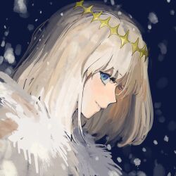  1boy blue_background blue_eyes cape choroi_amachori commentary_request crown fate/grand_order fate_(series) from_side fur-trimmed_cape fur_trim grey_hair hair_between_eyes highres looking_at_viewer male_focus medium_hair oberon_(fate) oberon_(second_ascension)_(fate) parted_lips portrait profile smile snowing solo white_cape 