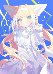  1girl absurdres animal_ears arknights blonde_hair blue_background chinese_commentary colored_tips commentary_request dress fox_ears fox_girl green_eyes hairband highres long_hair long_sleeves miaoneko multicolored_hair parted_lips puffy_long_sleeves puffy_sleeves solo streamers suzuran_(arknights) two-tone_hair v_arms white_dress white_hair white_hairband 