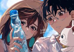  1boy 2girls ayase_momo black_hair blue_sky blush bottle brown_eyes brown_hair clouds cloudy_sky commentary_request crossed_bangs dandadan earrings glasses hair_between_eyes hat holding holding_bottle jewelry looking_at_another maneki-neko medium_hair multiple_girls nandemo_unknown parted_lips red_eyes round_eyewear shirt short_hair sky straw_hat takakura_ken_(dandadan) turbo_granny_(dandadan) twitter_username upper_body water_bottle white_shirt 