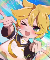  >_o 1boy absurdres blonde_hair blue_background blush collared_shirt commentary english_commentary headphones highres kagamine_len looking_at_viewer microphone multicolored_eyes one_eye_closed open_mouth shirt short_hair short_sleeves simple_background smile solo star_(symbol) v vocaloid watermark 