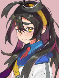  1boy alternate_hair_length_(longer) black_hair blue_shirt chihiro_mo_sushi collared_shirt commentary_request crossed_bangs hair_between_eyes hairband highres jacket kieran_(pokemon) long_hair long_sleeves looking_at_viewer male_focus mole mole_on_neck multicolored_hair pink_background pokemon pokemon_scarlet_and_violet purple_hair shirt simple_background solo sweat upper_body white_jacket yellow_eyes yellow_hairband 