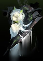 1girl absurdres animal_ear_fluff animal_ears arknights bare_shoulders cat_ears cat_girl chinese_commentary closed_mouth commentary_request dress from_side gradient_background green_eyes highres kal'tsit_(arknights) kal'tsit_esperanta_(arknights) long_hair looking_at_viewer looking_back machine makabakabakama solo upper_body white_dress white_hair 