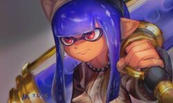 1girl artist_name blue_hair closed_mouth commentary dated daze_illust dynamo_roller_(splatoon) grey_background grey_shirt highres holding holding_weapon inkling inkling_girl inkling_player_character long_hair looking_to_the_side pointy_ears red_eyes shirt signature smirk solo splatoon_(series) tentacle_hair untranslatable_commentary upper_body weapon 