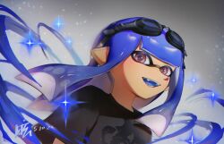  1girl artist_name black_shirt blue_hair blue_tongue colored_tongue dated daze_illust fangs goggles goggles_on_head grey_background inkling inkling_girl inkling_player_character long_hair looking_at_viewer open_mouth pointy_ears shirt signature solo sparkle splatoon_(series) tentacle_hair upper_body violet_eyes 