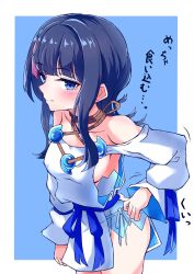  1girl bare_shoulders black_hair blush breasts closed_mouth commentary_request fate/grand_order fate/requiem fate_(series) from_side hair_ornament highres jewelry looking_at_viewer magatama magatama_necklace medium_hair multicolored_hair necklace otama_(otama_ladle23) pink_hair puffy_sleeves rope sideboob sideless_outfit sidelocks smile solo standing streaked_hair utsumi_erice utsumi_erice_(lancer) 