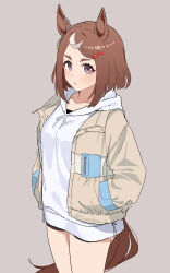  1girl animal_ears black_shorts blush bow breasts brown_hair brown_jacket brown_tail collarbone commentary_request hair_ornament hands_in_pockets highres hood hood_down hoodie horse_ears horse_girl jacket long_sleeves looking_at_viewer multicolored_hair open_clothes open_jacket shirt short_hair shorts simple_background streaked_hair tikatetu7facty tsurumaru_tsuyoshi_(casual)_(umamusume) tsurumaru_tsuyoshi_(umamusume) umamusume white_hoodie white_streaks 