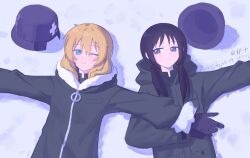  2girls black_hair blonde_hair blue_eyes chinese_commentary chito_(shoujo_shuumatsu_ryokou) closed_mouth combat_helmet commentary_request dated fur-trimmed_jacket fur_trim green_jacket hat helmet highres jacket kawaiinopotosu long_hair lying multiple_girls on_back one_eye_closed shoujo_shuumatsu_ryokou smile snow translation_request twintails unworn_hat unworn_headwear violet_eyes yuuri_(shoujo_shuumatsu_ryokou) 