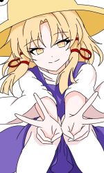  13nonaigdaz 1girl blonde_hair brown_hat closed_mouth commentary_request double_v hair_ribbon hat highres long_sleeves moriya_suwako purple_skirt purple_vest red_ribbon ribbon simple_background skirt skirt_set smile solo touhou tress_ribbon v vest white_background wide_sleeves yellow_eyes 