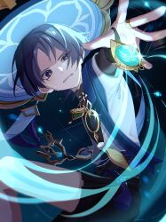  1boy anemo_symbol_(genshin_impact) aqua_gem armor belt black_belt black_bodysuit black_bow black_bridal_gauntlets black_hair black_shorts blue_hat blue_jingasa blue_sleeves blunt_ends bodysuit bow bridal_gauntlets choppy_bangs clenched_teeth eyeliner feathers foreshortening gem genshin_impact glint glowing_gem gold gold_ring hakama hakama_shorts hat highres japanese_armor japanese_clothes jingasa kimono kote kurokote layered_sleeves looking_at_object makeup male_focus mandala mandarin_collar middle_ring open_clothes open_hand open_kimono outstretched_arm parted_lips pleated_shorts pom_pom_(clothes) purple_rope purple_sash reaching red_eyeliner rope sash scaramouche_(genshin_impact) short_sleeves shorts side_cape solo star_(sky) starry_sky_background sweat tarou_ota0 tassel teeth tsurime violet_eyes vision_(genshin_impact) wanderer_(genshin_impact) white_kimono white_sleeves wind yellow_feathers 
