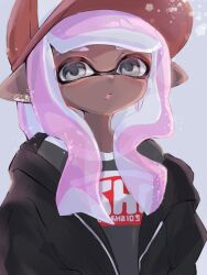  1girl artist_name black_jacket black_shirt blush chanryi commentary_request dark-skinned_female dark_skin grey_background grey_eyes hat inkling inkling_girl inkling_player_character jacket long_hair looking_at_viewer open_clothes open_jacket open_mouth pentagon_(shape) pink_eyes pink_hair pointy_ears red_hat shirt signature solo splatoon_(series) tentacle_hair upper_body 