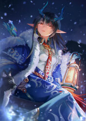  1girl absurdres animal arknights black_cat black_hair blue_coat blue_horns blue_skirt blurry cat chinese_commentary coat collared_shirt colored_extremities commentary_request contrast_collar dragon_girl dragon_horns dusk_(arknights) fur-trimmed_coat fur-trimmed_sleeves fur_trim highres holding holding_lantern horns lantern light_smile long_hair long_sleeves necktie night open_clothes open_coat orange_eyes outdoors parted_lips pointy_ears red_necktie shirt sitting skirt snowing solo white_cat white_shirt ye_yu_ji_bei 