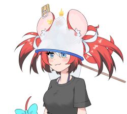  1girl :3 animal_ear_fluff animal_ears animal_on_head black_hair black_shirt black_streaks blue_eyes blush bow breasts butterfly_net dice_hair_ornament double-parted_bangs english_commentary hair_between_eyes hair_ornament hakos_baelz halterneck hand_net highres hololive hololive_english kraeyan medium_breasts mouse_ears mouse_tail mousetrap mr._squeaks_(hakos_baelz) multicolored_hair object_on_head on_head red_hair shirt standing streaked_hair struggling stuck tail tail_bow tail_ornament twintails uneven_twintails virtual_youtuber white_background white_hair 