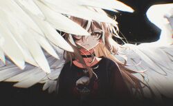  1girl absurdres angel_wings black_background black_choker black_hair black_shirt brown_eyes brown_hair choker chromatic_aberration closed_mouth commentary expressionless feathered_wings floating_hair hair_between_eyes highres hololive hololive_english jewelry light_particles long_hair looking_at_viewer multicolored_hair nanashi_mumei nanashi_mumei_(emo) necklace nightmare_(nanashi_mumei) official_alternate_costume oversized_wings pendant saltdcrmell shirt solo straight-on streaked_hair t-shirt untranslatable_commentary upper_body virtual_youtuber white_hair white_wings wings 